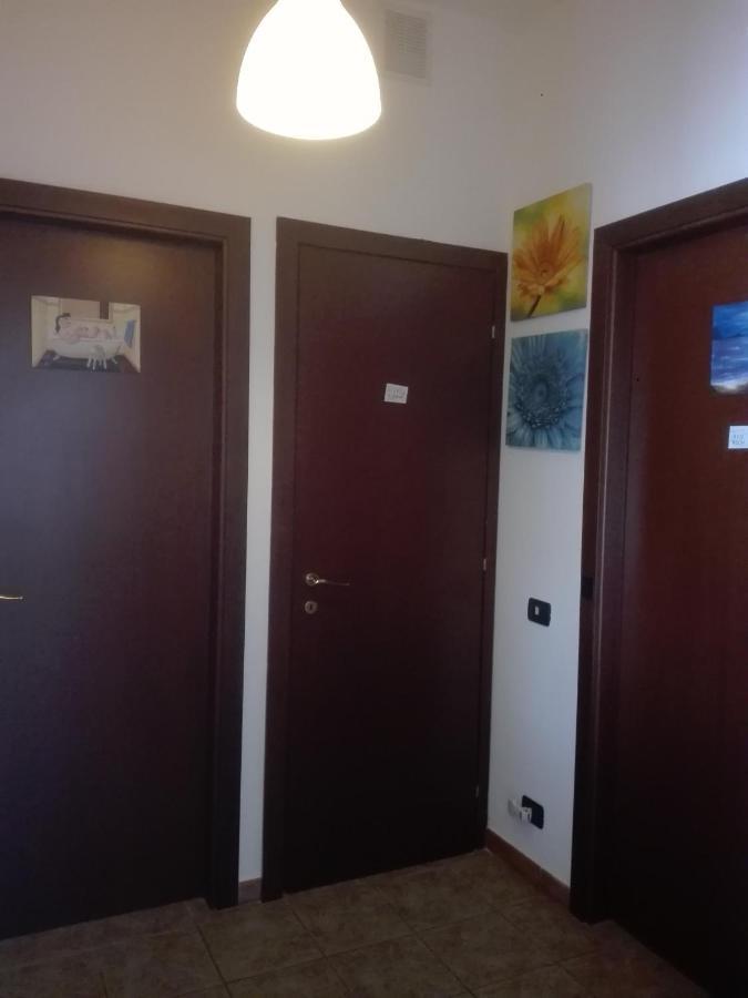 A Santy'S Rooms-Bagnocondiviso Sharedboth Room2Piano-No Lift-3Chilom A Piedi Xaeroporto-A Pagamento Shuttle Air Condizextra Bed Extrabed For A Fee-3 Minuti Bus Xfieradiroma-10 Minutes Stop Bus To Rome In50 Minutes Trafficpermitting Are You To Rome ฟิวมิชีโน ภายนอก รูปภาพ