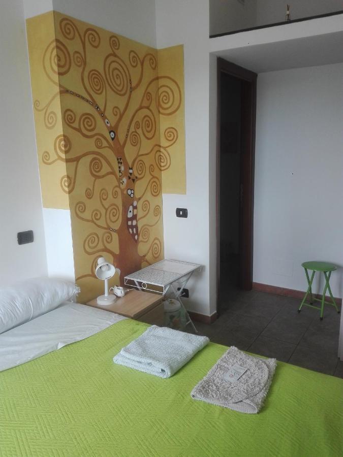 A Santy'S Rooms-Bagnocondiviso Sharedboth Room2Piano-No Lift-3Chilom A Piedi Xaeroporto-A Pagamento Shuttle Air Condizextra Bed Extrabed For A Fee-3 Minuti Bus Xfieradiroma-10 Minutes Stop Bus To Rome In50 Minutes Trafficpermitting Are You To Rome ฟิวมิชีโน ภายนอก รูปภาพ