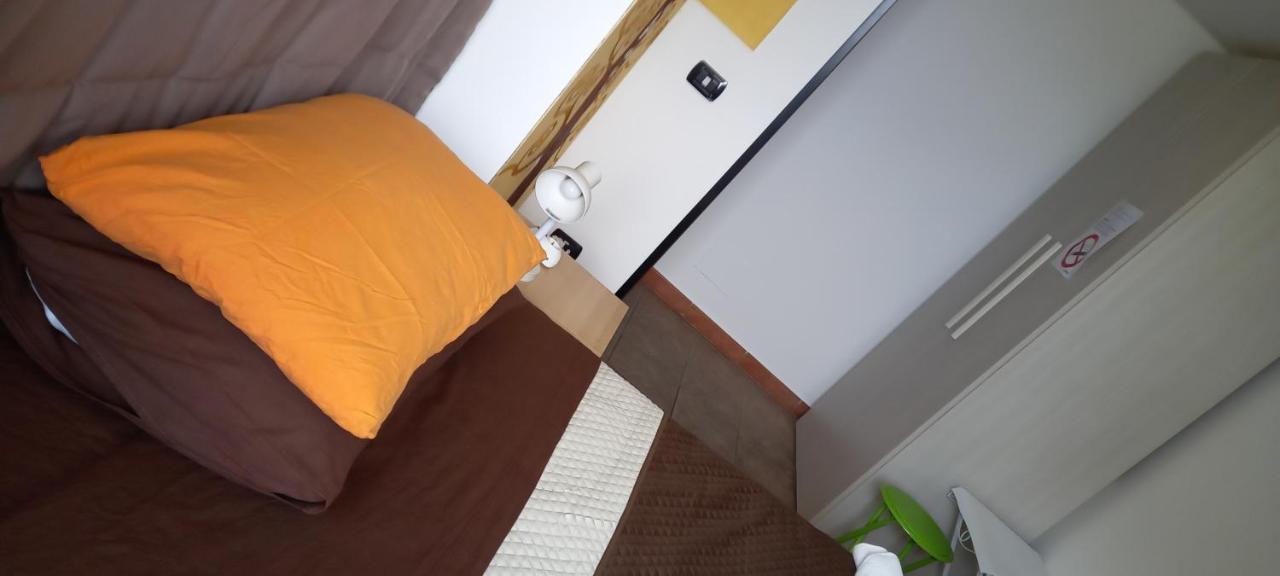 A Santy'S Rooms-Bagnocondiviso Sharedboth Room2Piano-No Lift-3Chilom A Piedi Xaeroporto-A Pagamento Shuttle Air Condizextra Bed Extrabed For A Fee-3 Minuti Bus Xfieradiroma-10 Minutes Stop Bus To Rome In50 Minutes Trafficpermitting Are You To Rome ฟิวมิชีโน ภายนอก รูปภาพ