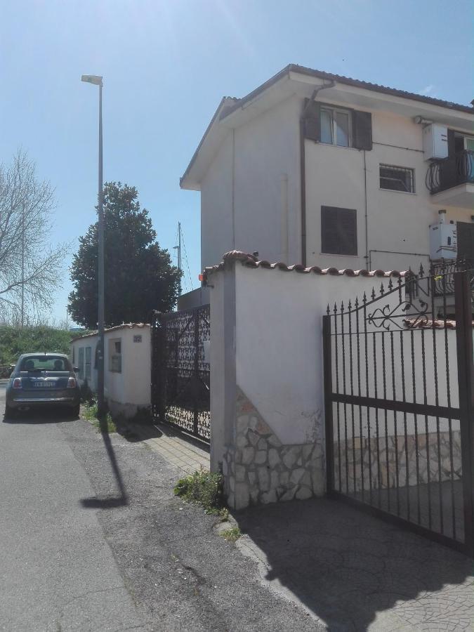 A Santy'S Rooms-Bagnocondiviso Sharedboth Room2Piano-No Lift-3Chilom A Piedi Xaeroporto-A Pagamento Shuttle Air Condizextra Bed Extrabed For A Fee-3 Minuti Bus Xfieradiroma-10 Minutes Stop Bus To Rome In50 Minutes Trafficpermitting Are You To Rome ฟิวมิชีโน ภายนอก รูปภาพ